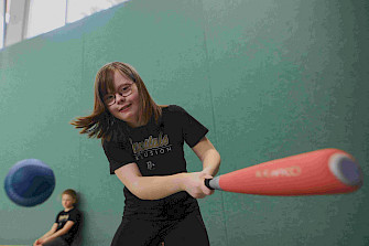 Inklusives Baseballspielen für Jungen und Mädchen